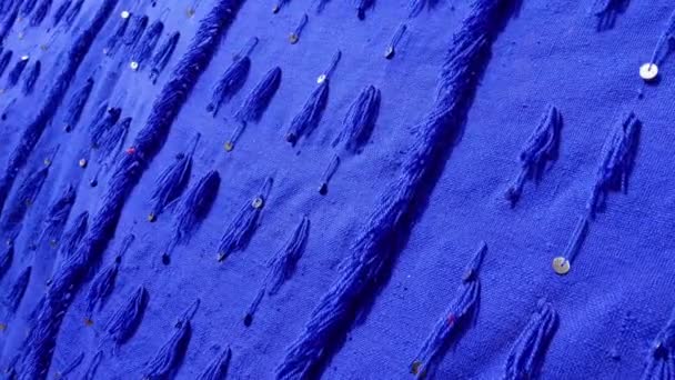 Geleneksel Fas Mavi Yün Kumaşı Gümüş Kovalı Battaniye Pullu Atmak — Stok video