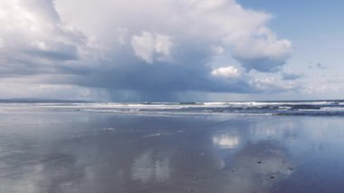 Atmosferik dingin plaj sahnesi bulutlu gökyüzü, Essaouira, Fas. Doğanın arka plan görüntüleri. 4k