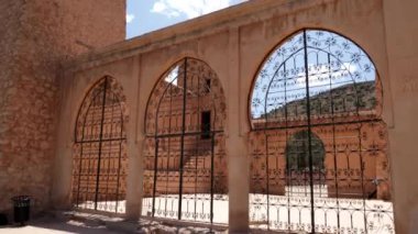 Beni-Mellal, Fas - 22 Temmuz 2023 Beni Mellal Kasbah. Otantik geleneksel Fas mimarisine yakın çekim. 4k görüntü.