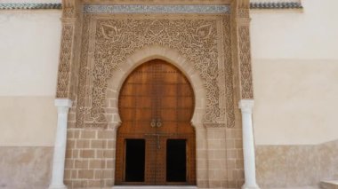 Meknes, Fas - 25 Temmuz 2022 Moulay İsmail mozolesinin giriş kapısı. Tarihi mekan, eğlence ve önemli seyahat yerleri, Meknes 'in turistik mekanları. 4k görüntü.