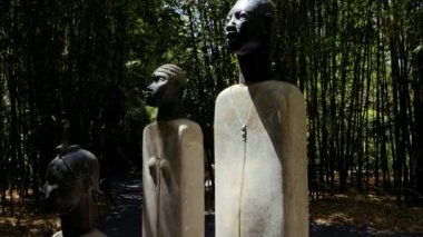 Marakeş, Fas - 22 Haziran 2022: Anima Garden 'da güzel bir Afrika sanat heykeli kurulumu. Fas 'ta Avusturyalı sanatçı Andr Heller tarafından yaratılan egzotik bahçelerdeki sayısız sanat eserlerinden biri. 4k görüntü.