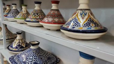 Fes, Fas - 23 Temmuz 2022: Fas Taginesi seçimi. Fes, Fas 'taki geleneksel Fas çömlek seramik dükkanı. 4k görüntü.