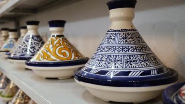 Fes, Fas - 23 Temmuz 2022: Fas Taginesi seçimi. Fes, Fas 'taki geleneksel Fas çömlek seramik dükkanı. 4k görüntü.