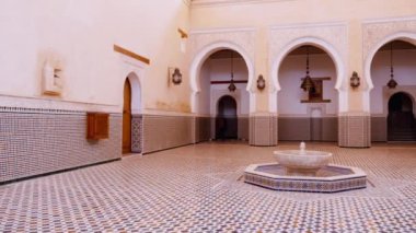 Meknes, Fas - 25 Temmuz 2022: Moulay İsmail Anıtmezarı. Tarihi mekan, eğlence ve önemli seyahat yerleri, Meknes 'in turistik mekanları. 4k görüntü.
