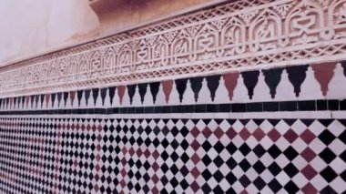Meknes, Fas - 25 Temmuz 2022: Antik saat, Moulay İsmail mozolesinin iç kısmı. Tarihi mekan, eğlence ve önemli seyahat yerleri, Meknes 'in turistik mekanları. 4k görüntü.