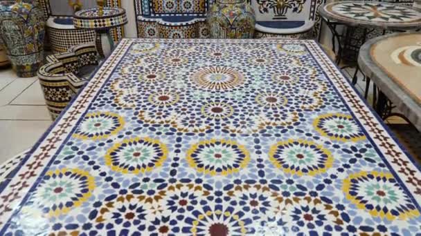 Фес Марокко Липня 2022 Року Традиційні Марокканські Столи Плиткою Традиційному — стокове відео