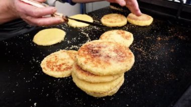 Harcha, geleneksel bir Afrika Fas irmikli lağım ekmeği. Essaouira, Fas 'ta Medine sokaklarında sıcak bir sobada taze olarak yapıldı. Fas 'ta popüler sokak yemekleri. 4k görüntü. 