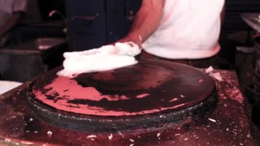 Warka, geleneksel Afrika fildişi hamurlu ekmek türü. Essaouira, Fas 'ta Medine sokaklarında sıcak bir sobada taze olarak yapıldı. Fas 'ta popüler sokak yemekleri. 4k görüntü. 