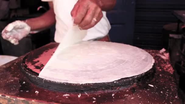 Варка Традиционный Африканский Марокканский Филлотестовый Хлеб Свежеприготовленный Горячей Печи Улицах — стоковое видео