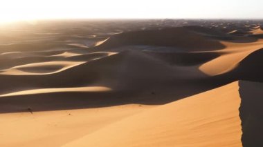 Sahra Çölü kum tepeleri manzaraları, Erg Chigaga, Fas. Serene beautiful nature background 4k footage. 