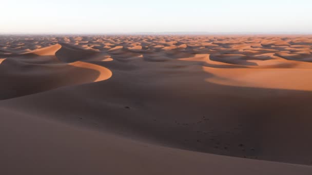 サハラ砂漠の砂丘 モロッコのヒューマン セリーン美しい自然背景4K映像 — ストック動画