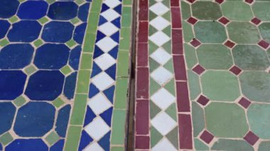 Geleneksel mozaik tasarımlı Fas tabloları. Fas işçiliği, 4K görüntü..