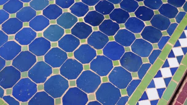Mesas Marroquinas Com Azulejos Design Tradicional Mosaico Artesanato Marroquino Imagens — Vídeo de Stock