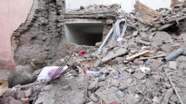 Marakeş, Fas - 26 Eylül 2023. Medine 'deki hasarlı ve çökmüş binalar. Deprem 2023. 4k görüntü.