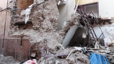 Marakeş, Fas - 26 Eylül 2023. Medine 'deki hasarlı ve çökmüş binalar. Deprem 2023. 4k görüntü.
