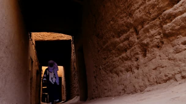 Tradičně Oblečený Beduínský Marocký Muž Modrou Gandourou Turbanem Prochází Kasbahu — Stock video