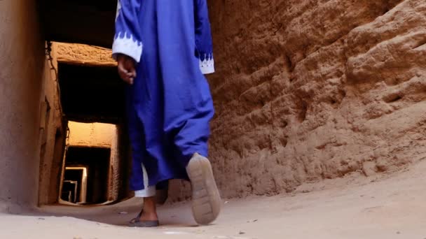 Tradičně Oblečený Beduínský Marocký Muž Modrou Gandourou Turbanem Prochází Kasbahu — Stock video