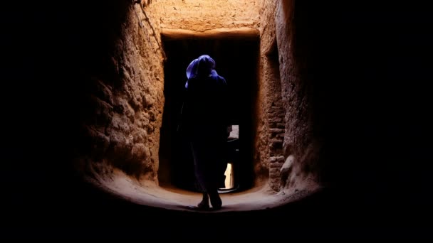 Geleneksel Giyinmiş Faslı Bir Bedevi Adam Mavi Gandoura Giyiyor Mhmaid — Stok video