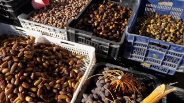 Hasattan sonra, taze Fas tarihleri. Geleneksel çarşıda, Fas, Rissani 'deki pazarda. Sağlıklı yiyecekler, yüksek miktarda vitamin ve protein. 4k yemek arkaplan görüntüsü. 