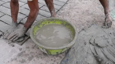 Çiğ gri kil fayanslara dönüşür. Fas, Fas 'ta geleneksel Fas çömlekçiliği. Fas işçiliği, 4K görüntü..