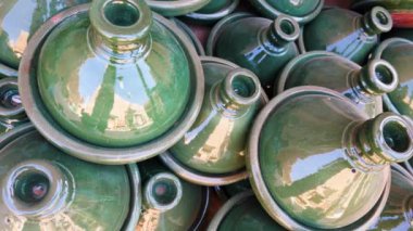 Bir yığın otantik Fas yeşil seramik tagini (tajine). Geleneksel yavaş pişirme, güveç tenceresi. Tamgroute 'den Fas seramiği. 4k görüntü. 