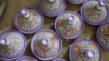 Fas, Fas 'ta elle boyanmış bir çömlek. Renkli dekoratif etiketler. Fas tasarım işçiliği, 4k görüntü.