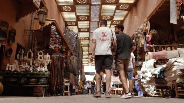 摩洛哥马拉喀什 2023年10月8日 麦地那与人购物 摩洛哥的旅游胜地和著名旅游胜地 4K镜头 — 图库视频影像