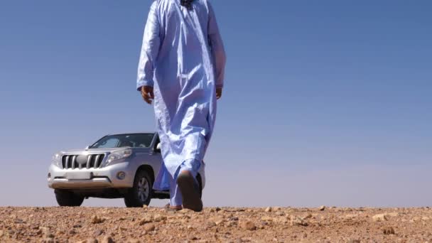 Tradičně Oblečený Beduínský Marocký Muž Modré Gandúře Turbanu Kráčí Pouští — Stock video