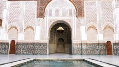 Marakeş, Fas - 3 Ekim 2022: İslami medrese, Marakeş, Fas 'ta Medersa Ben Youssef. 2022 'de yenilendi ve tekrar açıldı, Fas' ın ünlü bir turistik bölgesi ve seyahat yeri. 4k görüntü.