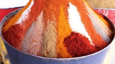 Rissani, Güney Fas 'taki haftalık çarşıda renkli baharat pazarı. Geleneksel Fas pazarında tarçın, zencefil, curkimin, paprika, biber ve diğer baharatlar. 4k