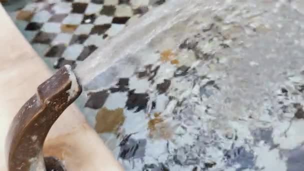 Wasser Ergießt Sich Einen Pool Mit Marokkanischem Fliesenboden Filmmaterial — Stockvideo