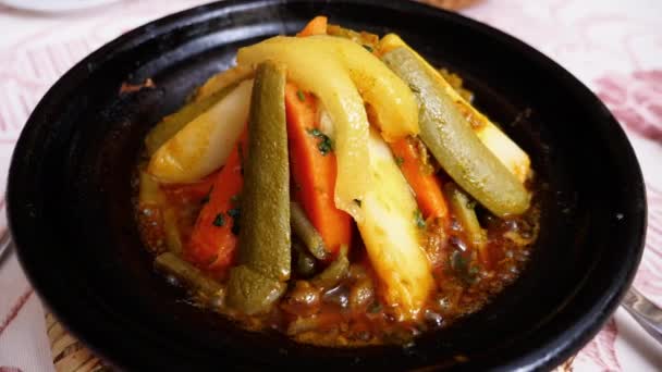 伝統的なタジン タギン 食事は モロッコの粘土鍋 ホット サイズズリングで提供されました 伝統的なモロッコ料理は 野菜や肉でゆっくり調理しました 4Kフードバックグラウンド映像 — ストック動画