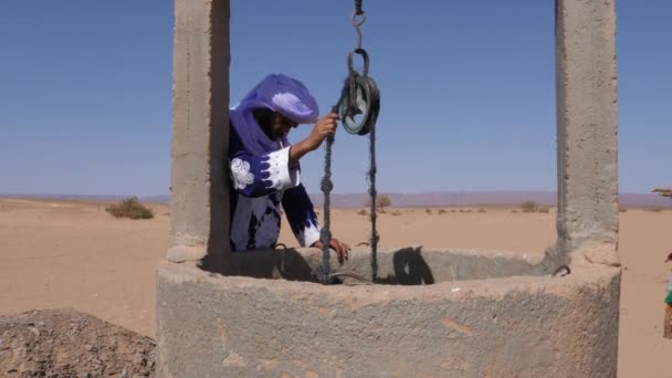 Tradycyjnie Ubrany Marokański Beduin Noszący Gandurę Turban Szuka Wody Suchej — Wideo stockowe