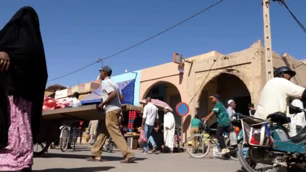 Rissani Marokko Oktober 2023 Sonntagsmarkt Viel Befahrene Straße Mit Menschen — Stockvideo