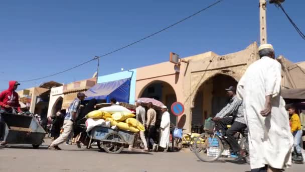 Rissani Maroko Října 2023 Nedělní Trh Rušná Cesta Lidmi Nakupujícími — Stock video