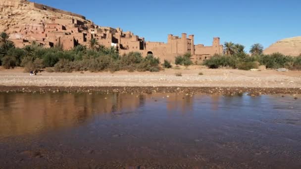 摩洛哥的Ksar Kasbah Ait Benhaddou 一个乡村 有古老的粘土房子 真实的南摩洛哥乡村风格的土坯建筑 4K镜头 — 图库视频影像