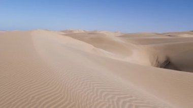 Lac Naila 'daki güzel sakin kum tepeleri. Sahra Çölü 'nün Atlantik Okyanusu' yla buluştuğu yer, Ulusal Park Kheniffis, Fas. 4k doğal manzara arkaplan görüntüsü. 