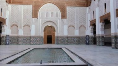 Marakeş, Fas - 11 Kasım 2024: İslami medrese, Marakeş, Fas 'ta Medersa Ben Youssef. 2022 'de yenilendi ve tekrar açıldı, Fas' ın ünlü bir turistik bölgesi ve seyahat yeri. 4k görüntü.