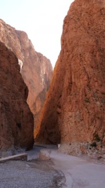 Todra Vadisi, Güney Fas kanyonu. Doğanın arka plan görüntüleri. 4k cinsinden dikey biçim. 
