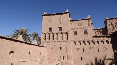 Fas 'ta Kasbah Amridil. Orijinal geleneksel Güney Fas kerpiç mimarisi. 4k görüntü.  