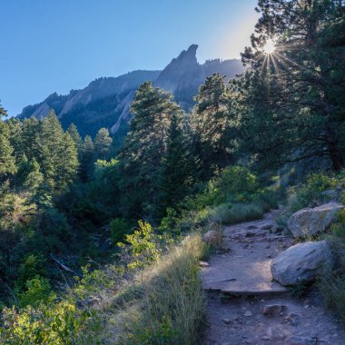 Boulder, Colorado 'daki Flatiron Dağları' nın yakınında Şeytanın Başparmağı görünen bir patika.
