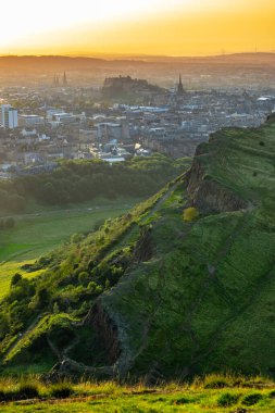 İskoçya 'nın güzel şehri Edinburgh Yazın gün batımında