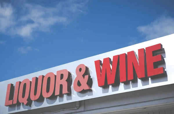 Sinal Para Uma Loja Bebidas Vinhos Contra Céu Azul Brilhante Fotografias De Stock Royalty-Free