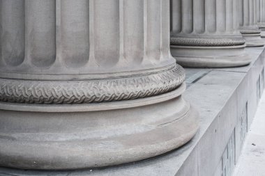 Yunan Biçimli Sütunların Mimari Detayları Bir Adliye, Banka veya Başkent Binasında