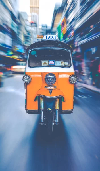 Egy Tuk Tuk Taxi Racing Végig Egy Forgalmas Utcán Bangkokban — Stock Fotó