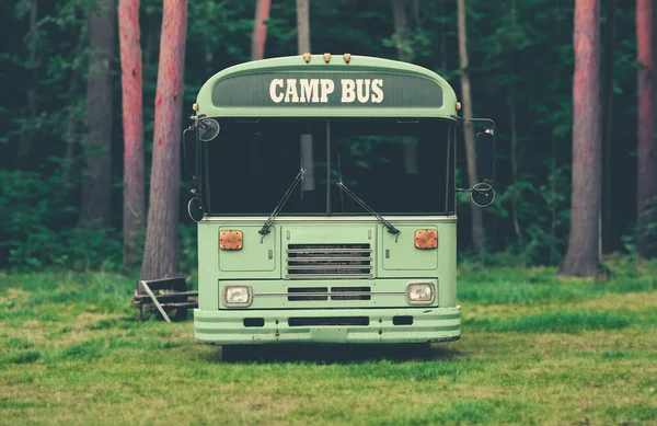 在美丽的森林里送孩子去夏令营的公共汽车 — 图库照片