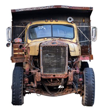 Beyaz bir arka planda izole edilmiş paslı eski bir çöp kamyonunun ön görüntüsü.