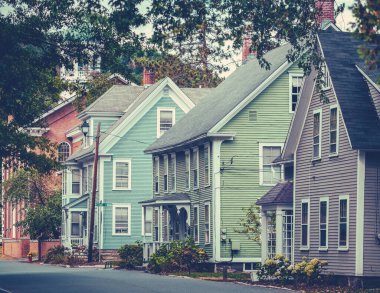 Vermont 'ta sonbaharda kırsal bir kasabada güzel Pastel Renkli Evlerin Retro Stili Görüntüsü