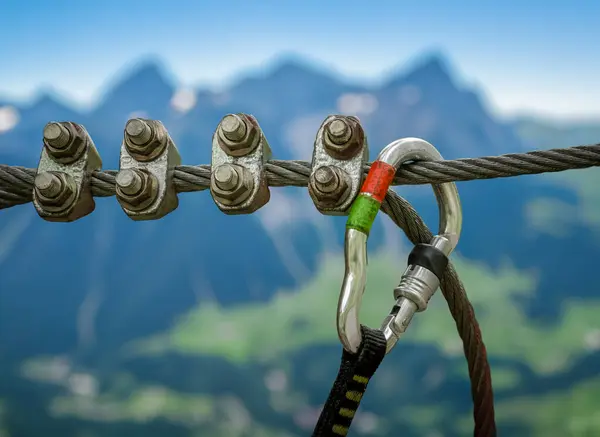 Ein Kletternder Karabiner Vordergrund Der Malerischen Schweizer Alpen Stockbild