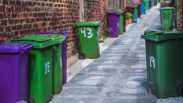 Looping Time Lapse Clean Alley Becomes Filled Trash Back Again — Stock Video